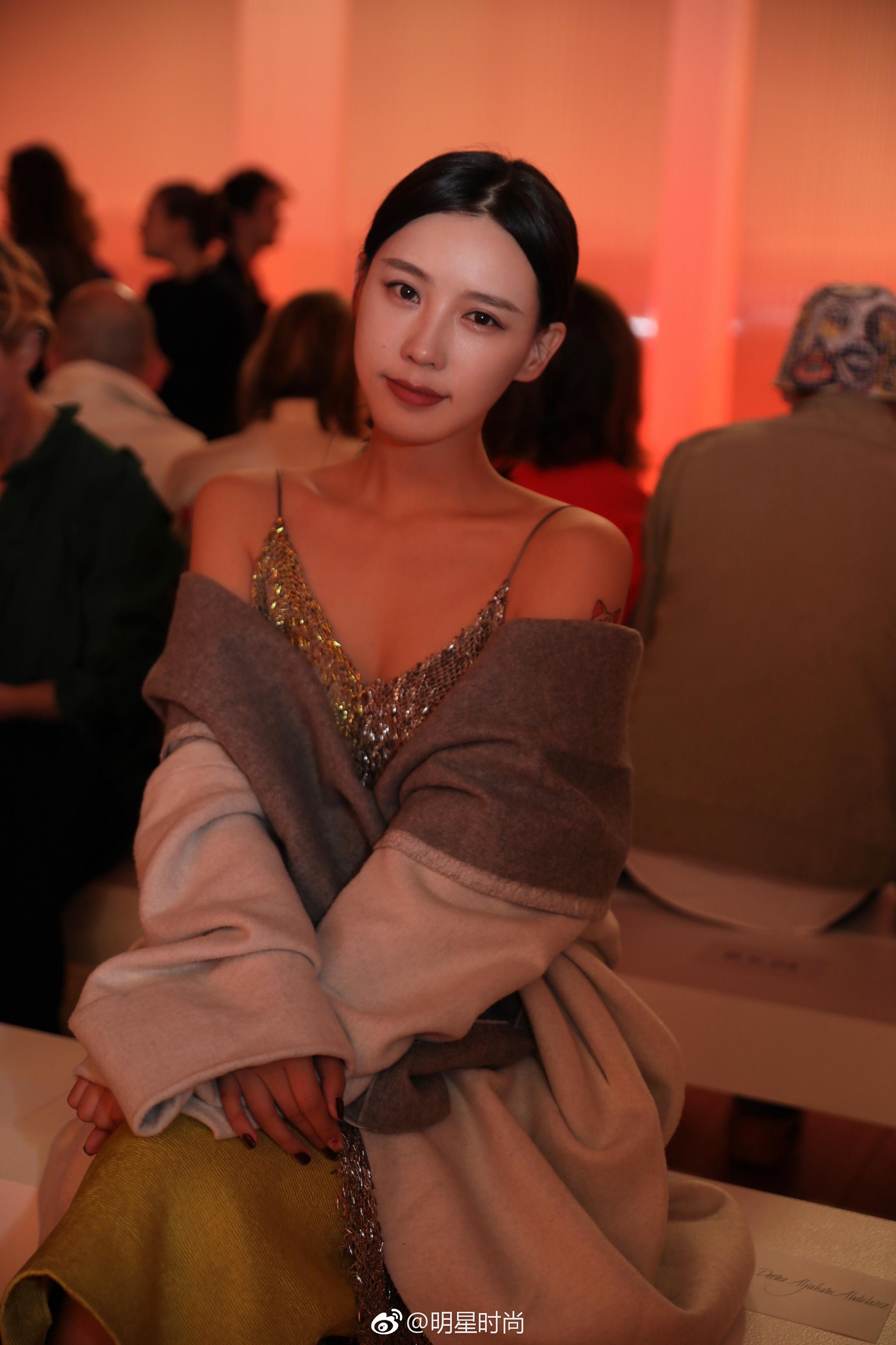 再次出征巴黎时装周,秀场上的她小露香肩性感撩人|小露|施予斐|香肩