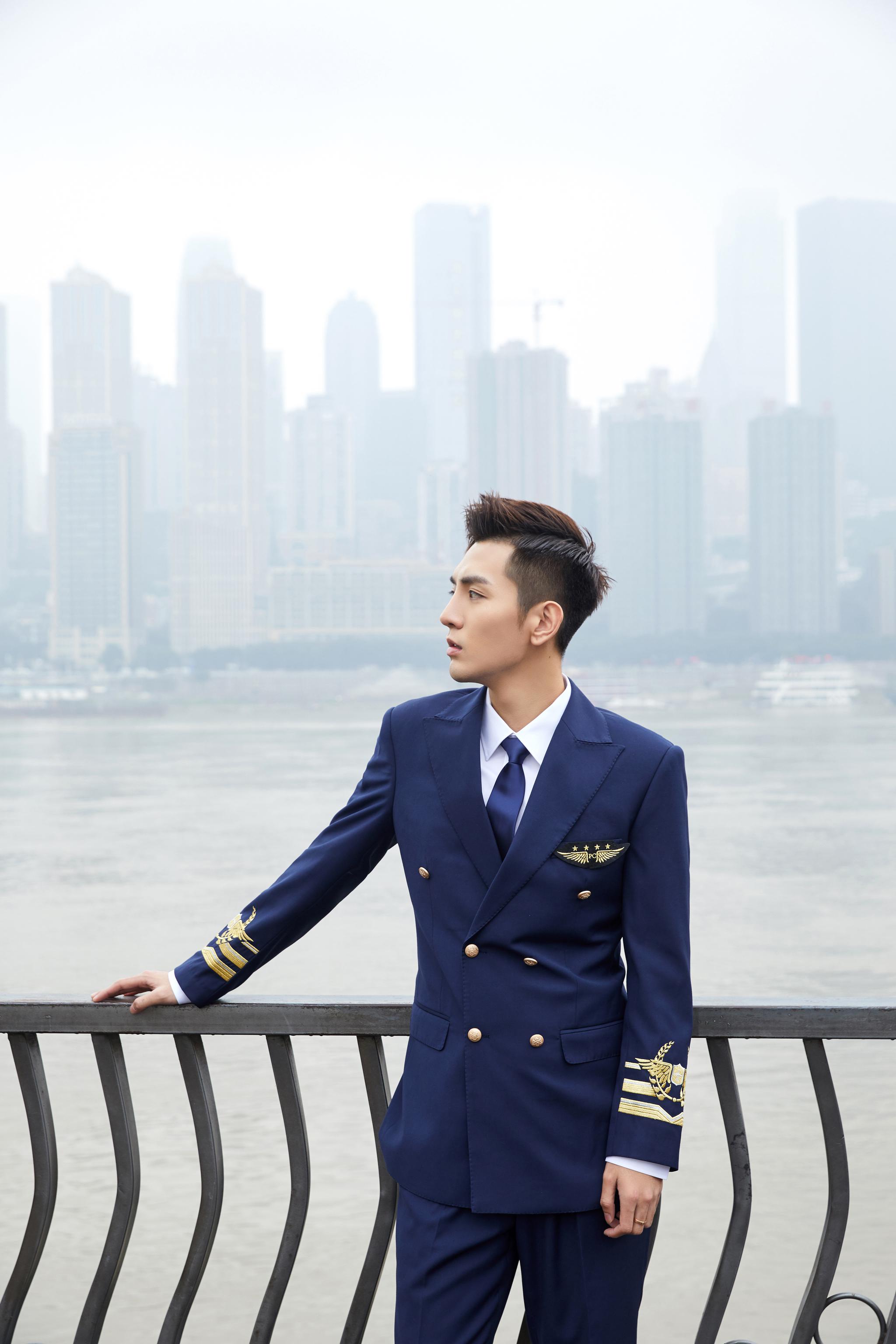 中戏16级小哥哥@高承一 今天在重庆出席了由腾讯自制航空励志青春题材