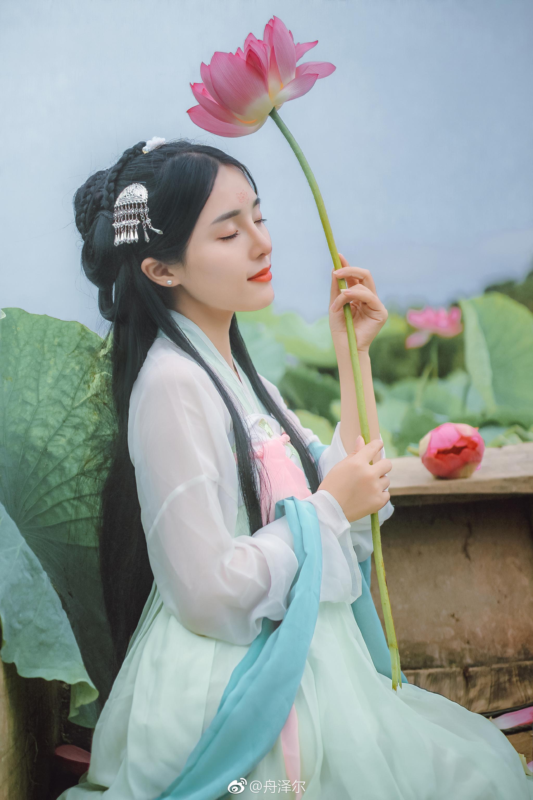 "若耶溪傍采莲女