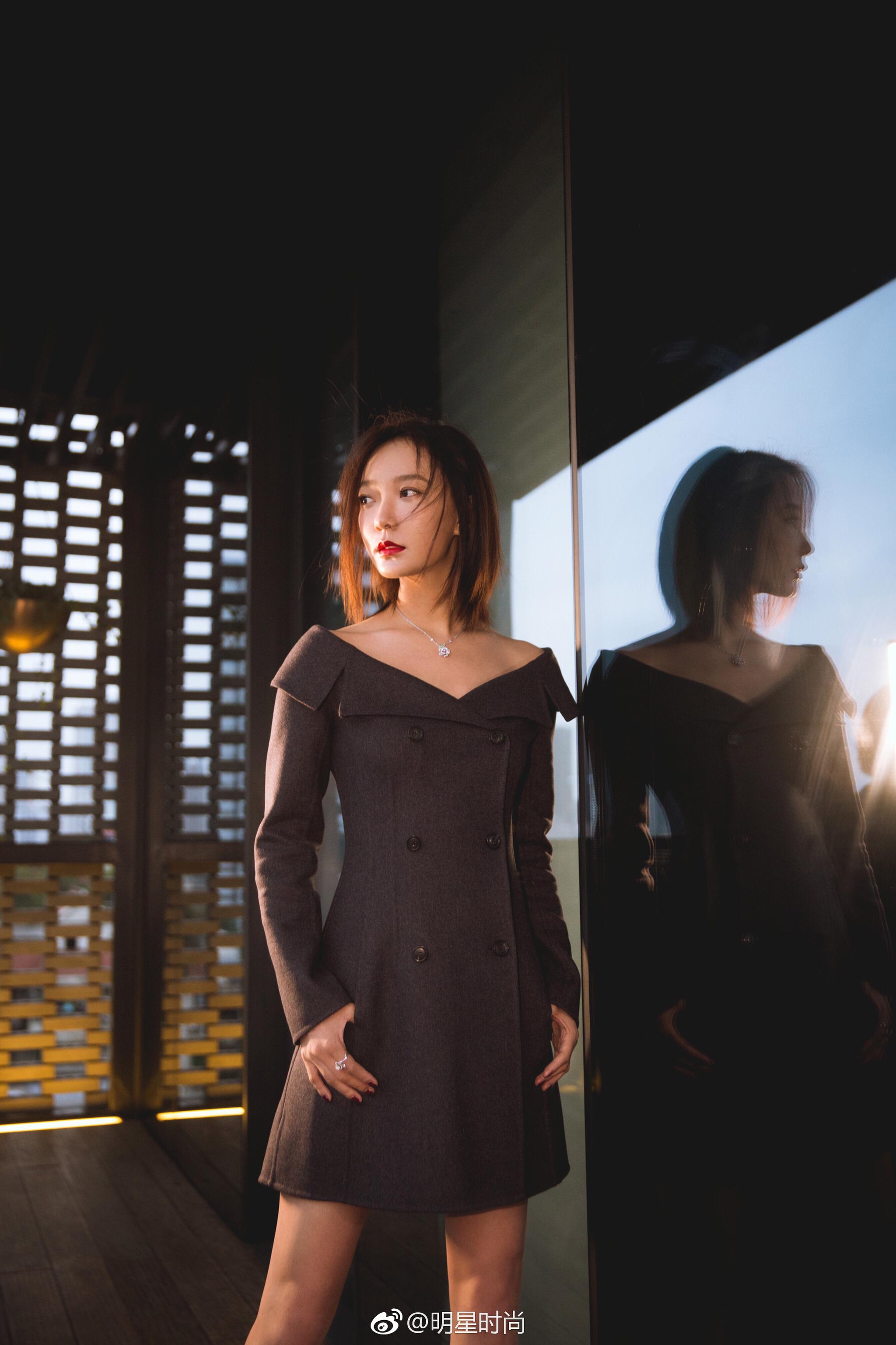 受dior活动邀请,王珞丹一身dior系列修身连衣短裙惊艳亮相