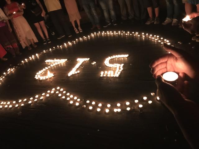 泪目广东第一峰为汶川大地震遇难者祈福摆心形蜡烛默哀3分钟