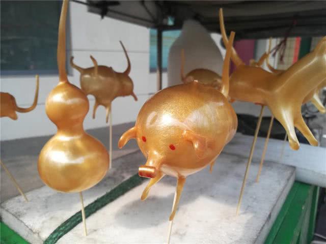 太行山:七旬吹糖艺人奔走30公里赶集 半天吹制300个"糖人"