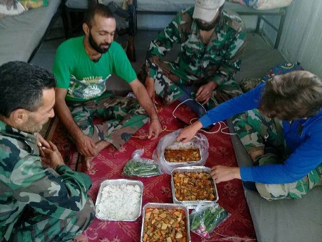 叙利亚士兵有一种极大的满足感,民营企业快递盒饭到战场