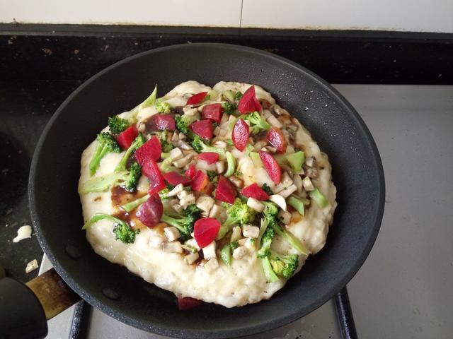 不用揉面,不用烤箱,教你用锅做披萨,香喷喷,吃了1锅又1锅