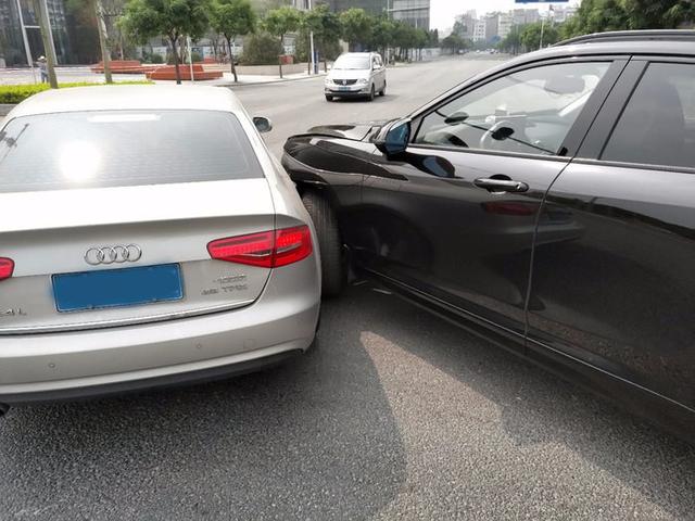 自主豪华品牌撞上奥迪,售价相差10万,网友:都是好车