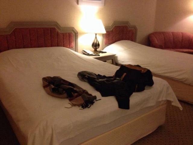 小伙和女领导出差,恰巧只有一间房,晚上的表演精彩了!