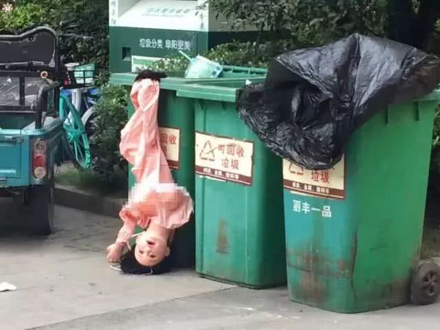 安徽一小区垃圾桶倒挂"人头"!走近一看原来是