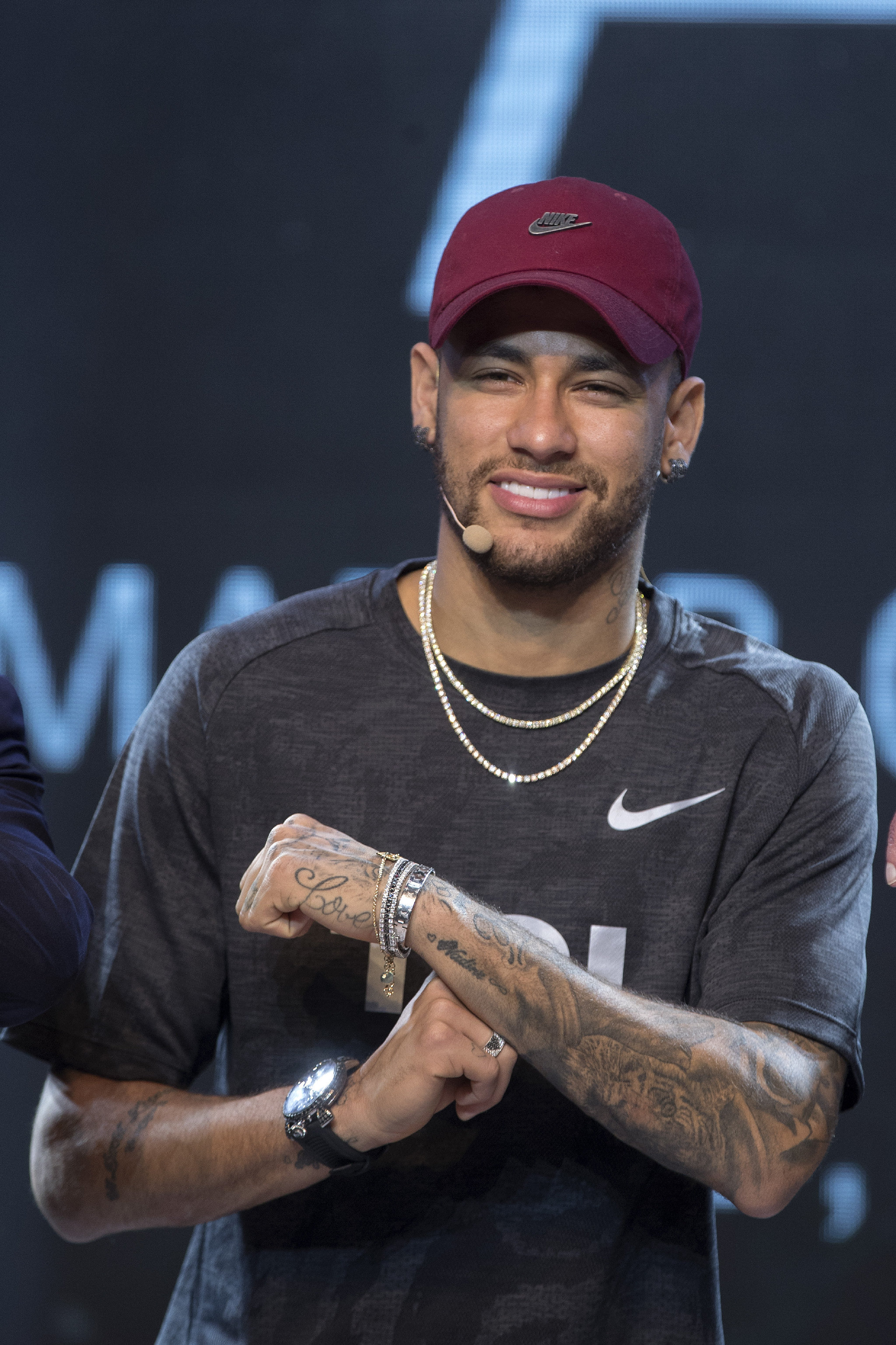 内马尔带伤上阵,签约tcl