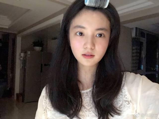 张雅钦在生活中也是满满的元气,一张无害森系颜真的仙气十足呢.