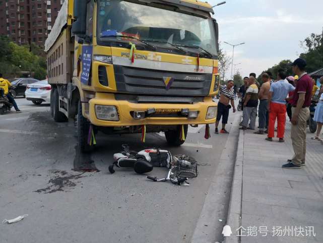 惨!扬州渣土车碾压骑车女腿部,血肉模糊