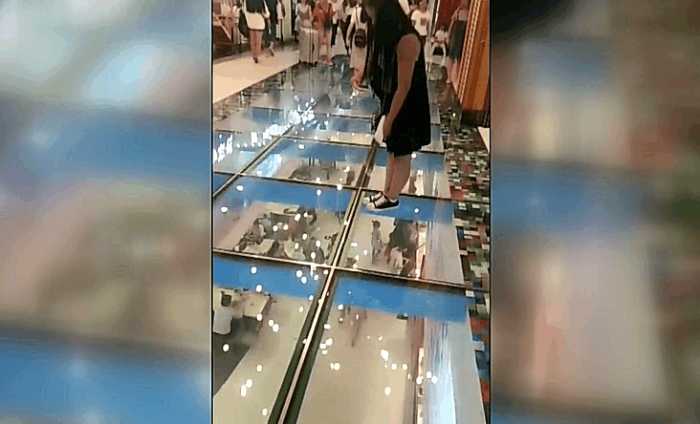 广东一商场的玻璃栈道, 想法很好, 穿裙子的妹子就倒霉了