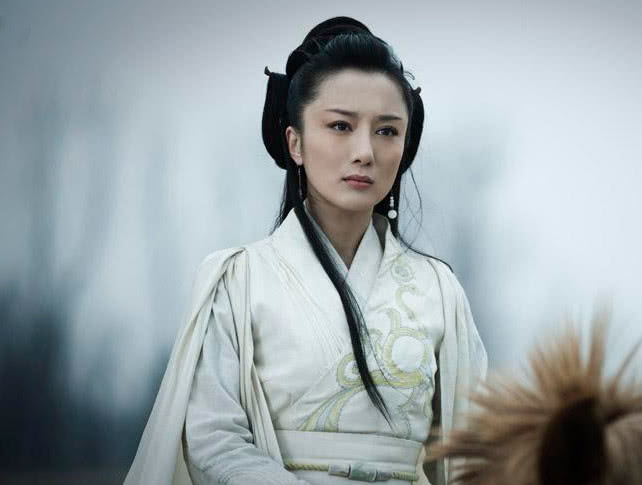 后来李依晓就开始演一些绝世美人之类的,比如说《楚汉传奇》中的虞姬