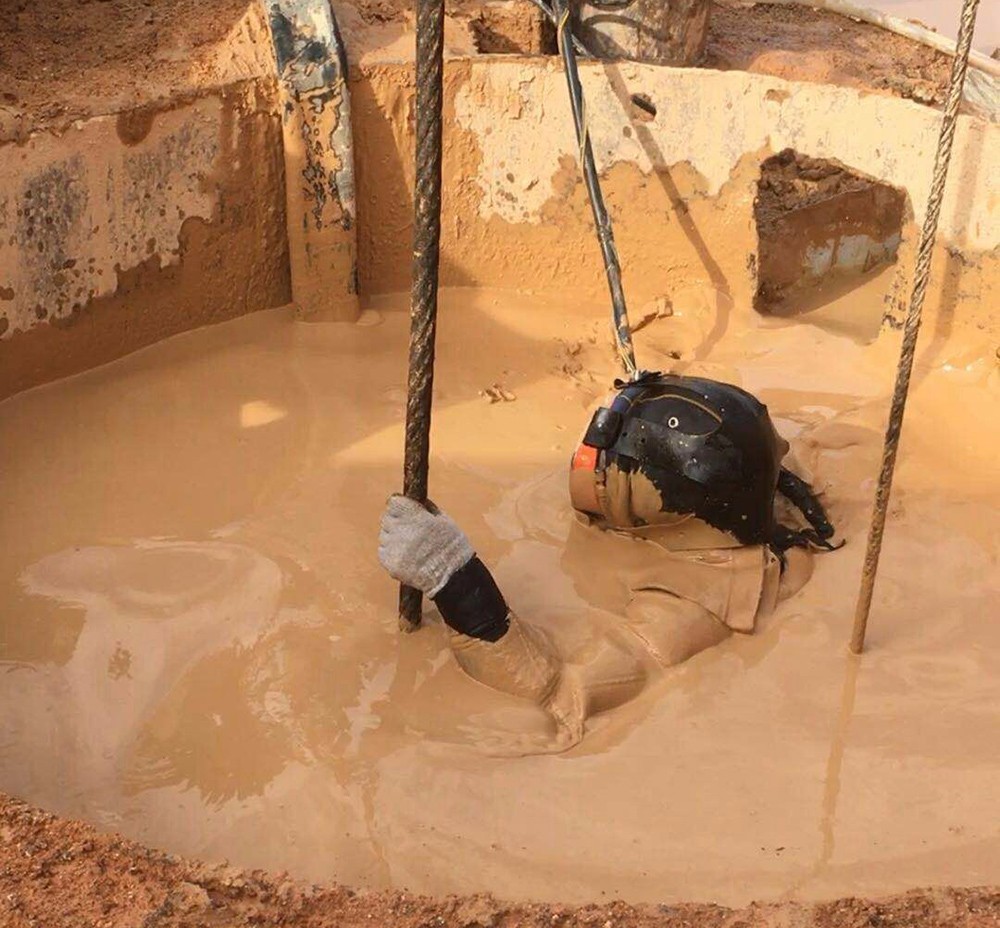 这个活十分钟赚5000元,有人被泥浆活埋,是真正的拿命换钱_新浪看点