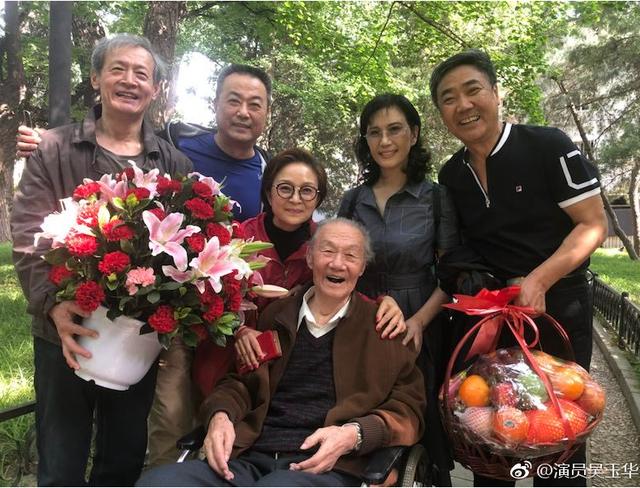 吴玉华探望92岁田成仁爷爷近照惹网友落泪而年轻时他也曾帅过