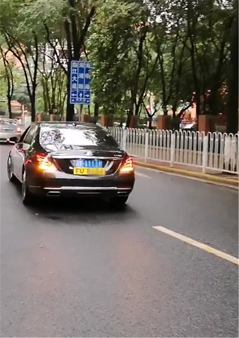 百万迈巴赫s500现韶关,看到车牌那一刻,网友称:实在买不起