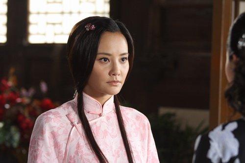 她很早就出道了,11岁出演了第一部电影,在《大丫鬟》《宁为女人》中都