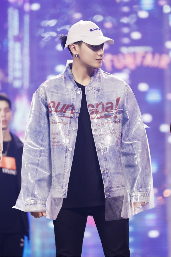 黄子韬swag手势风靡现场 揭熬夜艰辛展街舞友爱一面