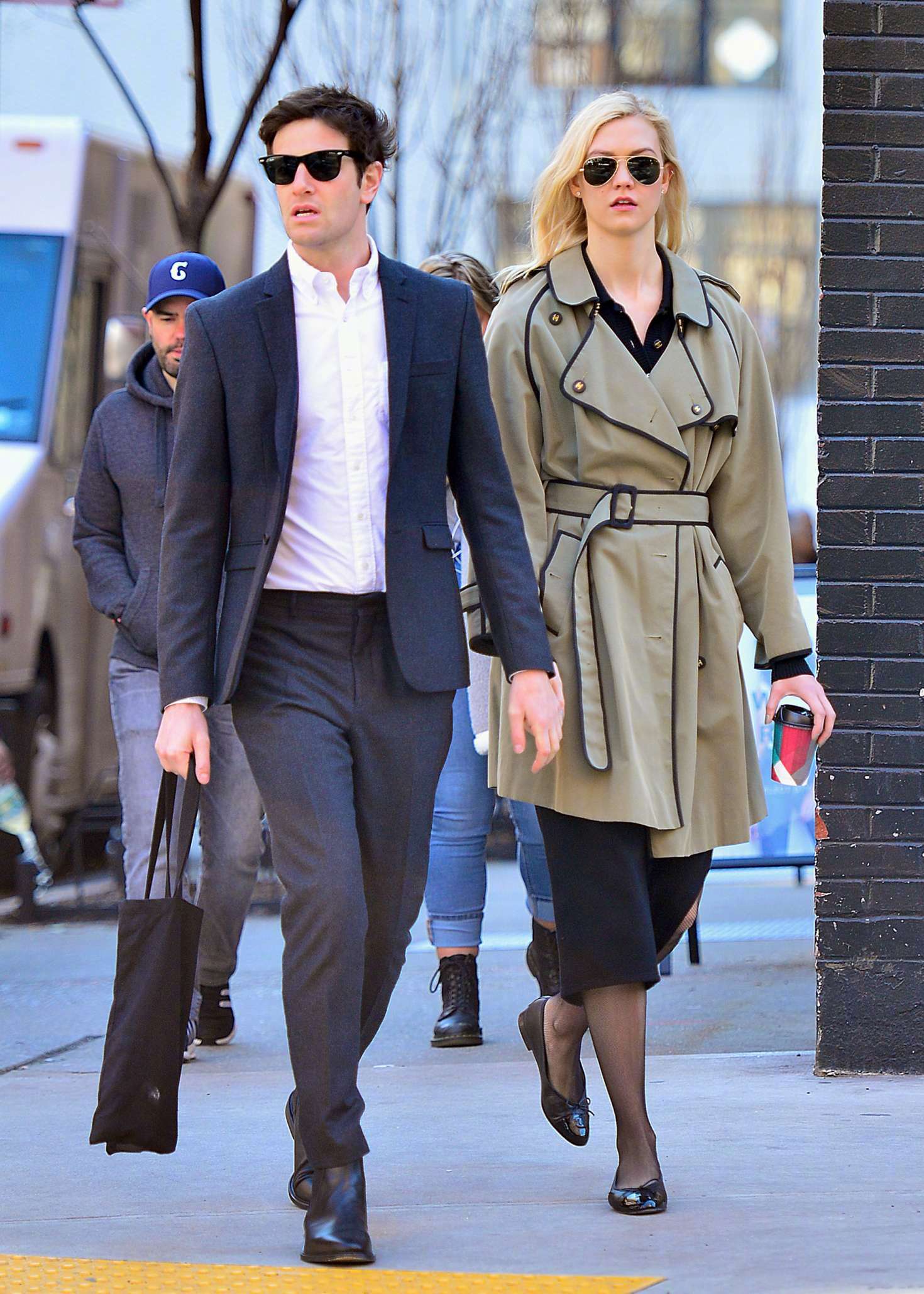 超模karlie kloss和她帅气的男友joshua kushner复活节在纽约外出的街