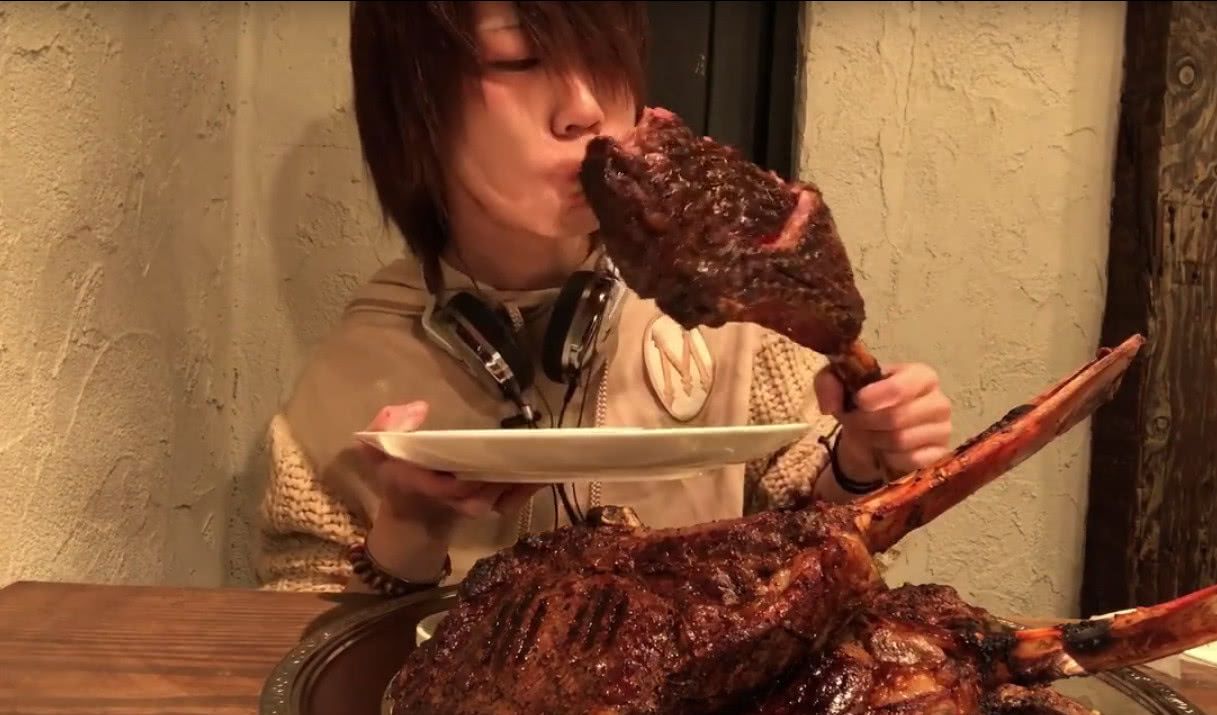 大胃王吃10斤战斧牛排,拿起来时手在颤抖,网友:家里有矿