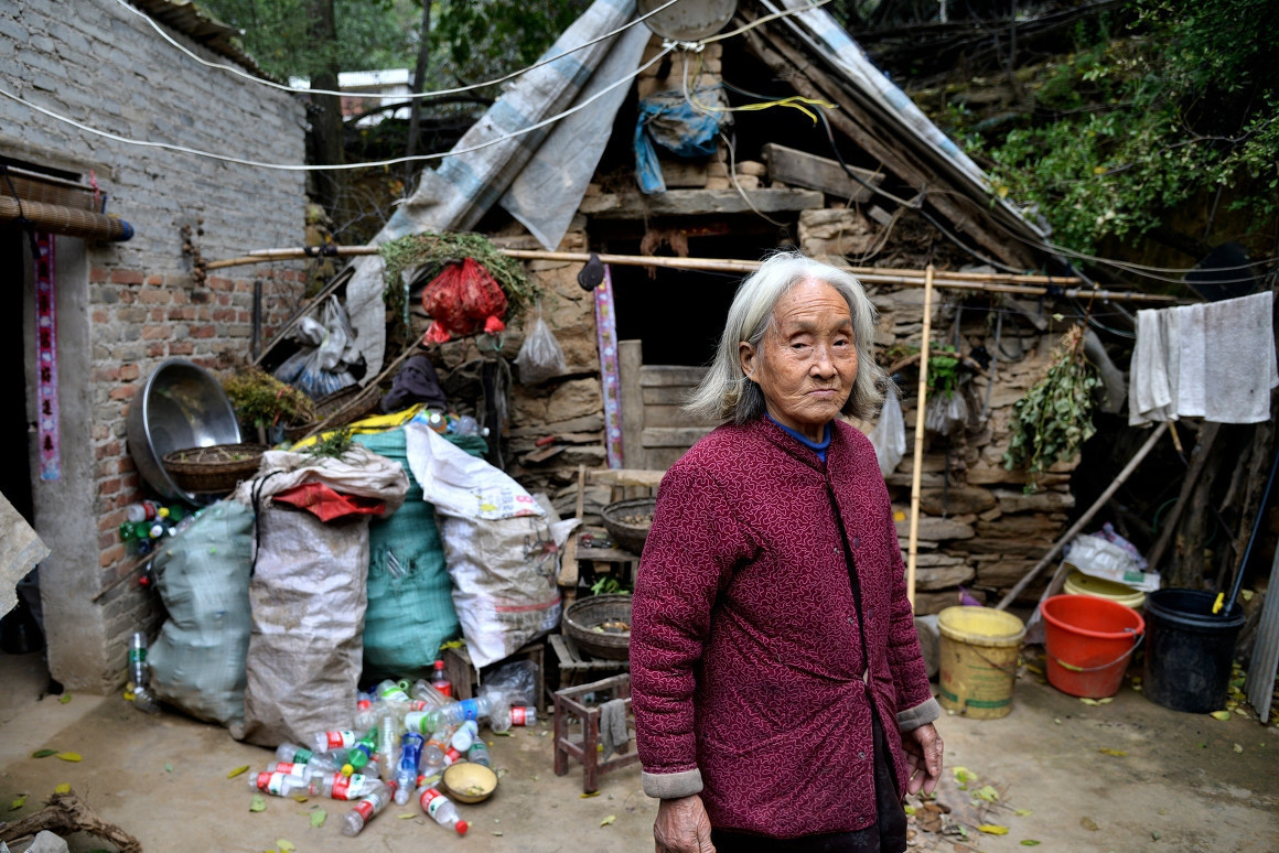 八旬农村老太太坚持每天练虎扑独自采药在悬崖峭壁如履平地
