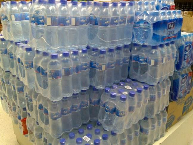 超市里24瓶康师傅矿泉水只要9元,一瓶4毛不到,为什么这么便宜?