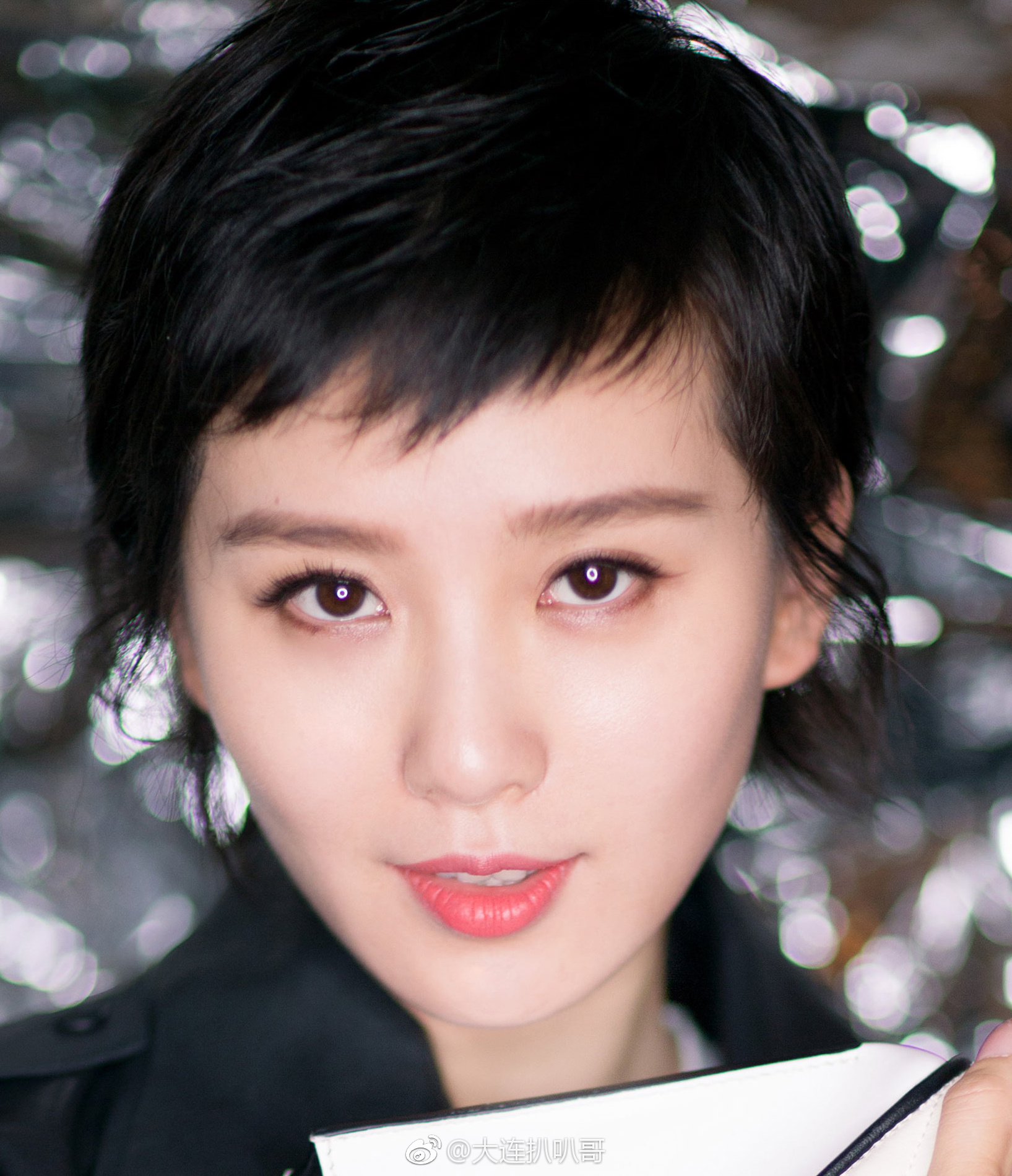 近日,刘诗诗换了新发型并和友人合影,合影中诗诗的新发型,留着刘海