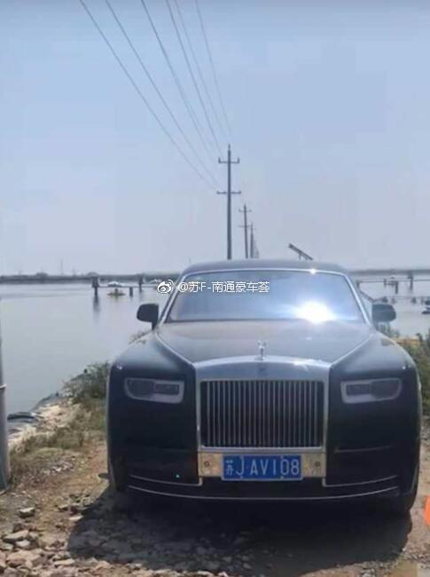 盐城也惊现千万神车劳斯莱斯全新幻影田埂上的千万豪车
