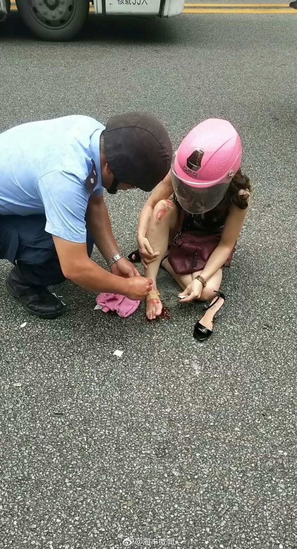 海丰一女子不慎摔车脚部受伤,路过辅警这么做!