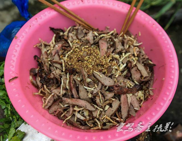 重阳节在从江的小翁村作客,一盘美味的红肉却吓到了东北来的客人