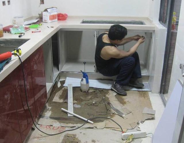 装橱柜万万要加这个玩意,若是工人没装,赶紧让他装上