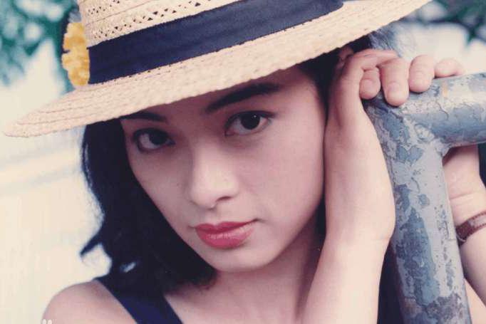 曾经是"俏阿朱",因遭勒索20万而隐退娱乐圈,如今沦落街头卖保险