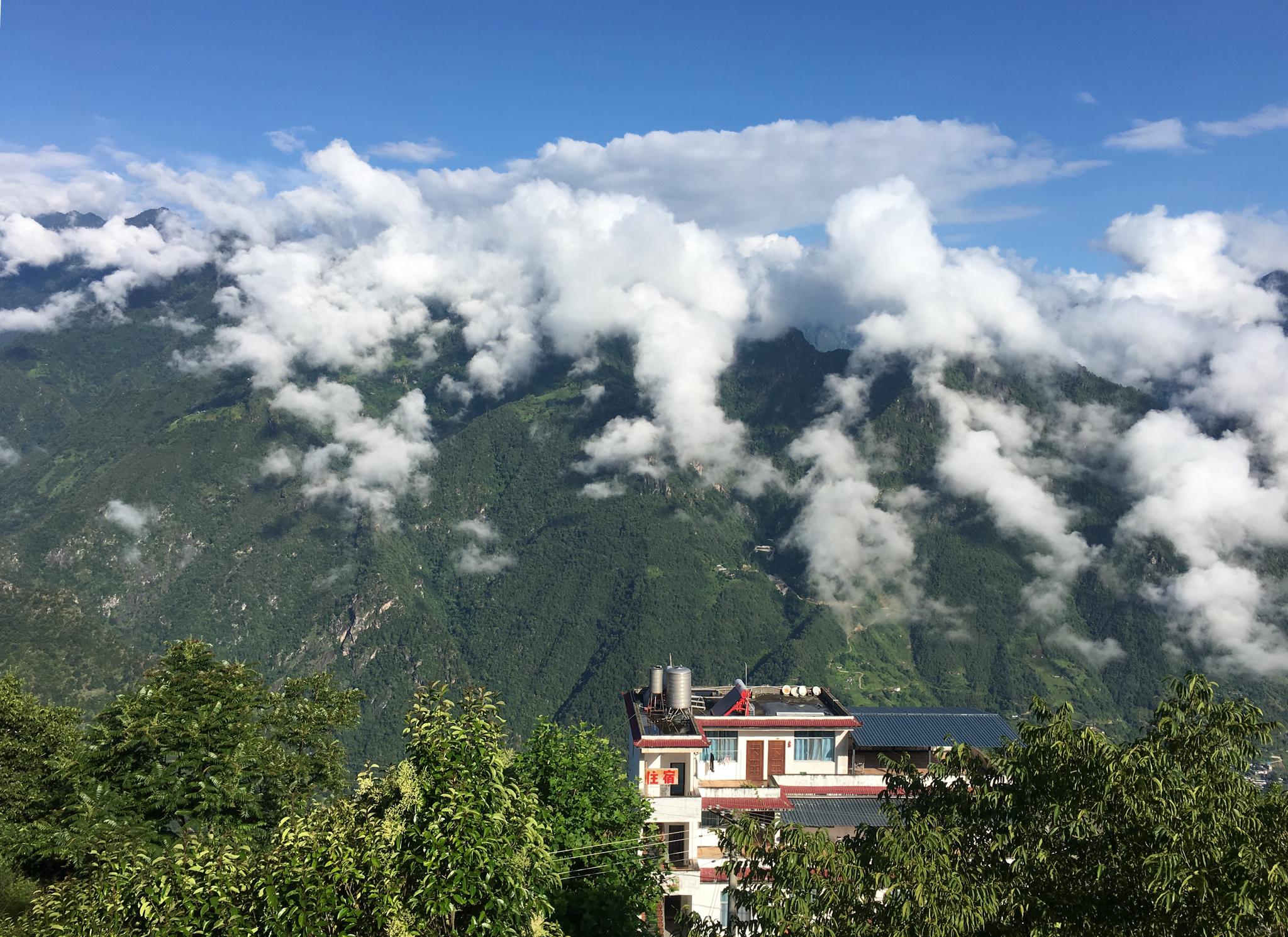 老姆登村,游怒江大峡谷必去的观云最佳地. @微博旅拍