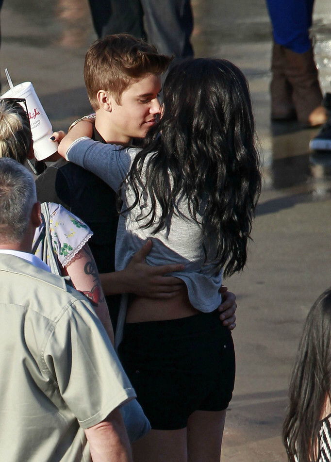 同样的街头举高高,比伯的表情却截然不同,谁是真爱一目然|赛琳娜|比伯