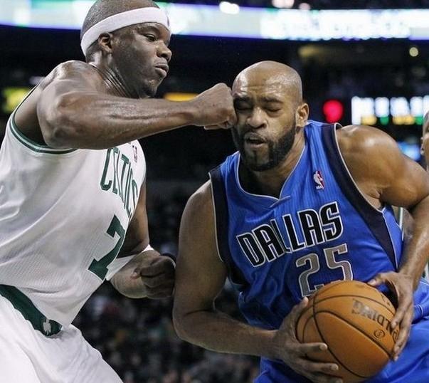 nba球场上的搞笑瞬间!防不住你我就瞪你,姚明那张很经典!