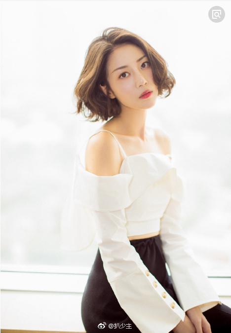 李溪芮微博认证从"嘉行传媒签约艺人"变成了"演员",有猜测是因为之前