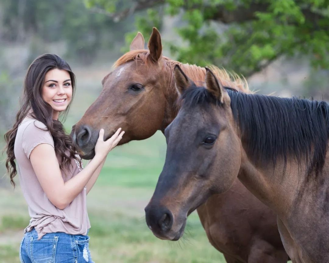 心理测试选一个美女和宠物的画面测你会用何种态度对待爱的人