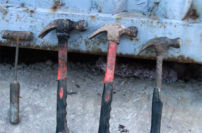 山东夫妻凭4把铁锤月入2万, 每天挥锤数万次砸钉螺千余斤