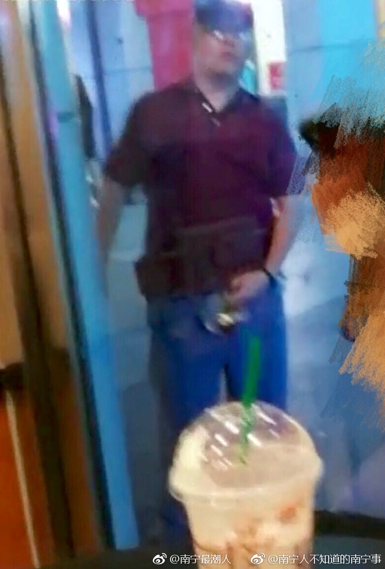 为老不尊!网曝南宁奶茶街一老头明目张胆对女生露下体