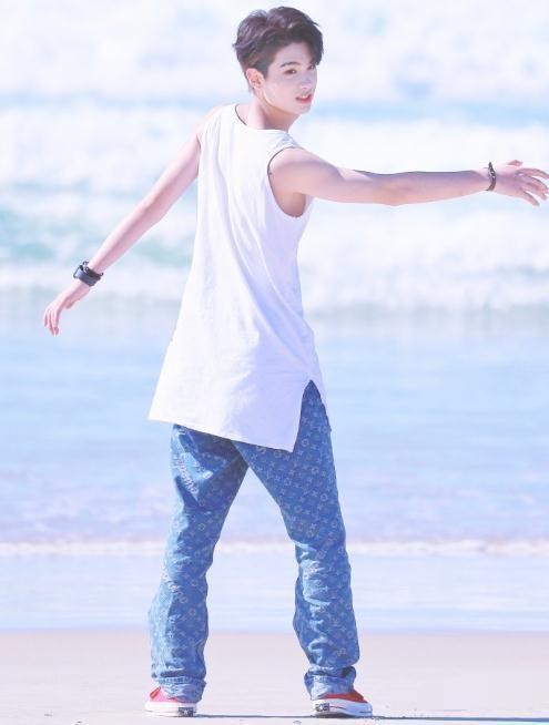 《奇妙的食光》朱正廷,黄明昊,小鬼王琳凯任性颜值,沙滩帅照