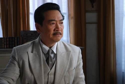 他是老爷专业户,和小21岁女友相恋4年结婚,如今10岁儿子颜值高