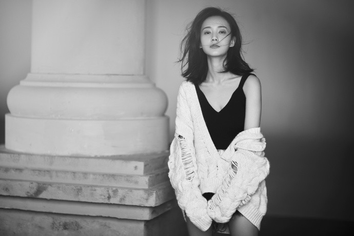 李一桐最新写真大片震撼来袭,小露香肩,深V低胸装性感撩人!