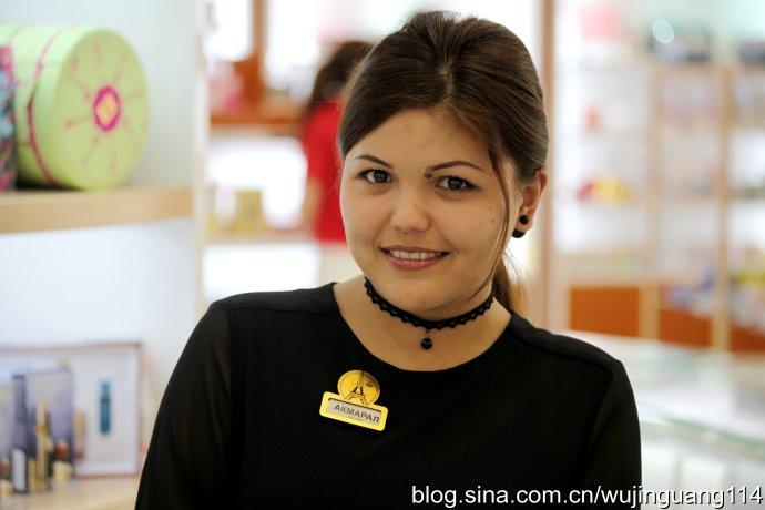 实拍: 霍尔果斯口岸的哈萨克国美女(图)