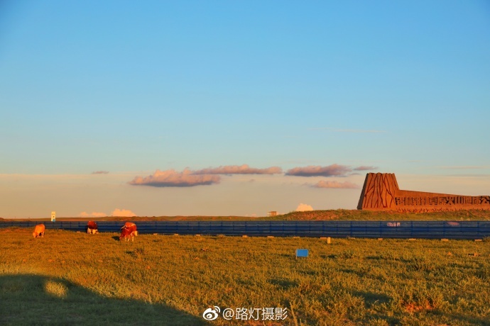锡林浩特平顶山,又名贝力克多阶熔岩台地,海拔1300m以上