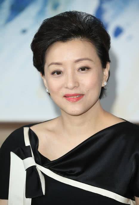 50岁杨澜现身气场十足,黑西装戴墨镜太惊艳,保镖摆手阻止拍照