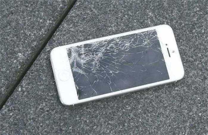 孩子上课玩手机, 老师把手机摔坏, 第二天妈妈的做法霸气了