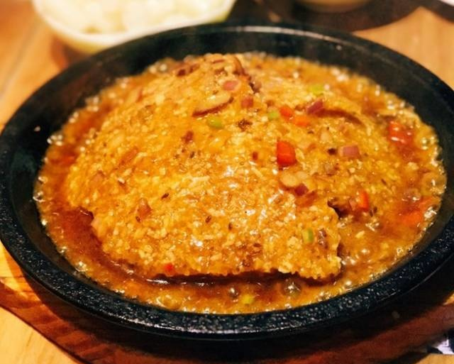 铁板牛肉锅巴有碎碎的牛肉,洋葱和蒜薹,用勺子舀一勺放进嘴里,肉和菜