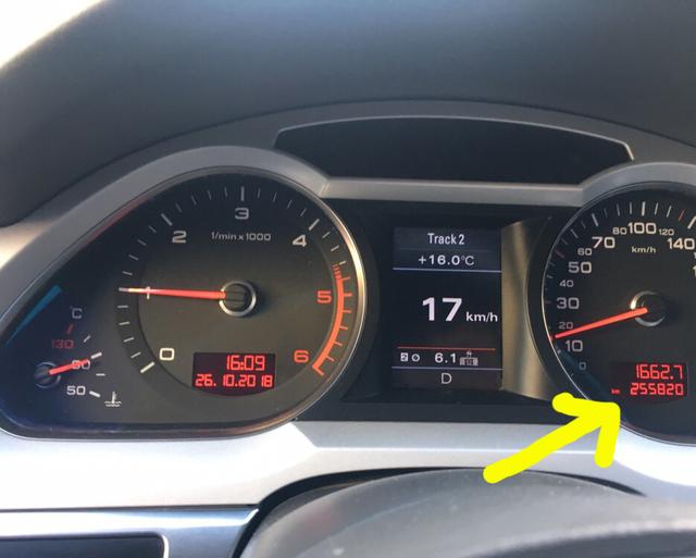 但是这个价格也不至于低至8万发动机罩盖上的字母:tdi代表柴油发动机.