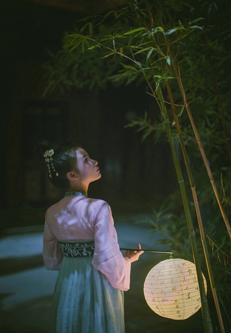 夜晚灯光中的古装汉服美女娇美可人写真集 @微相册 @微博摄影