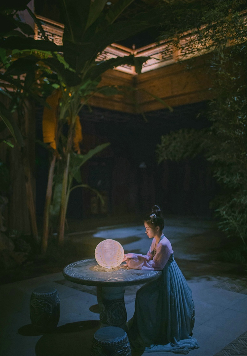 夜晚灯光中的古装汉服美女娇美可人写真集 @微相册