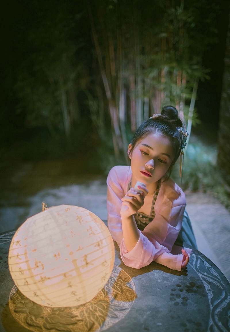 夜晚灯光中的古装汉服美女娇美可人写真集 @微相册
